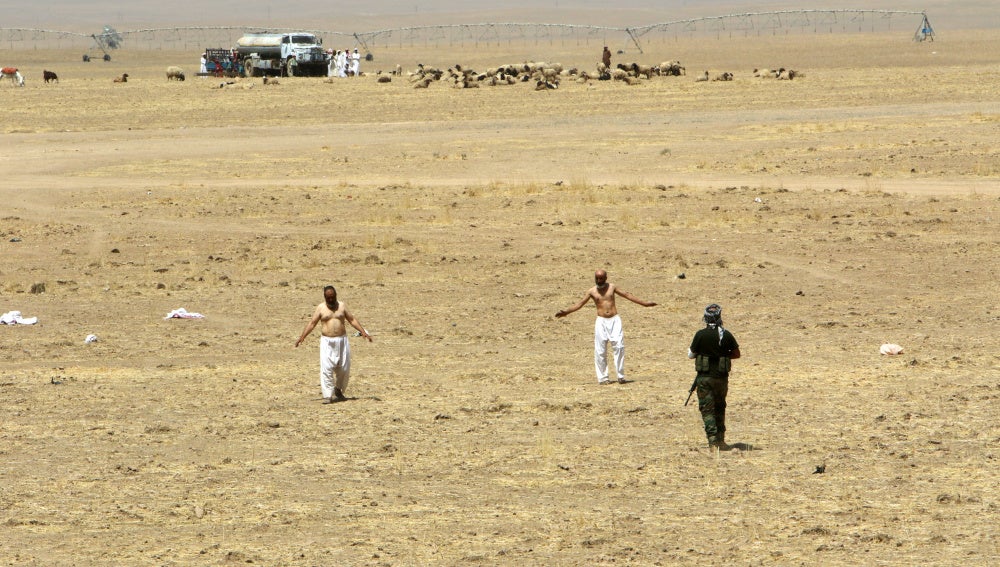 Los desplazados se acercan a las fuerzas Peshmerga kurdos en el sureste de Mosul. 