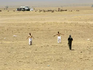 Los desplazados se acercan a las fuerzas Peshmerga kurdos en el sureste de Mosul. Los desplazados se acercan a las fuerzas Peshmerga kurdos en el sureste de Mosul.