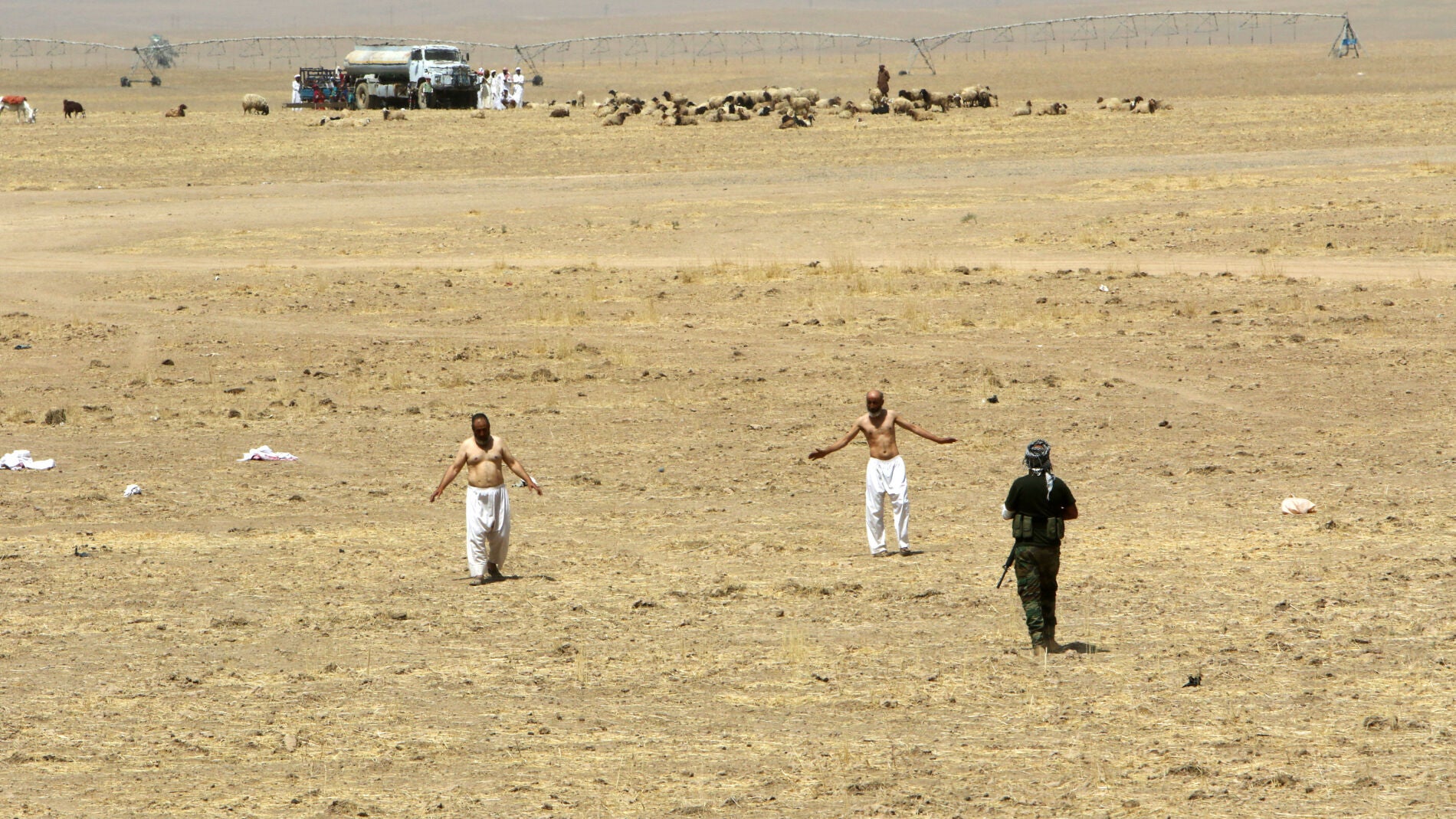 Los desplazados se acercan a las fuerzas Peshmerga kurdos en el sureste de Mosul. 