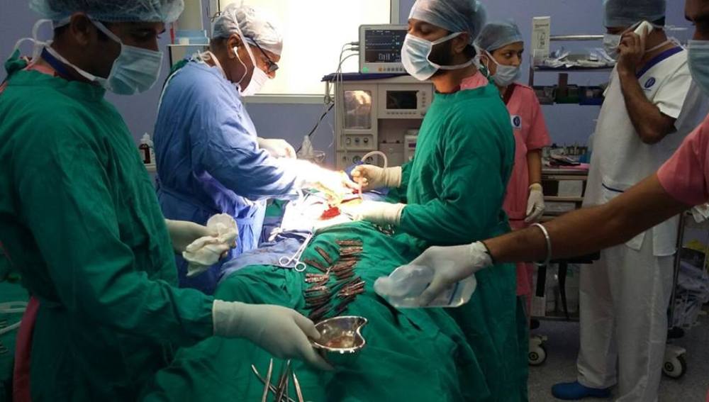 Operación en la que retiran 40 cuchillos del estómago a una hombre