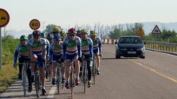 Ciclistas en la carretera