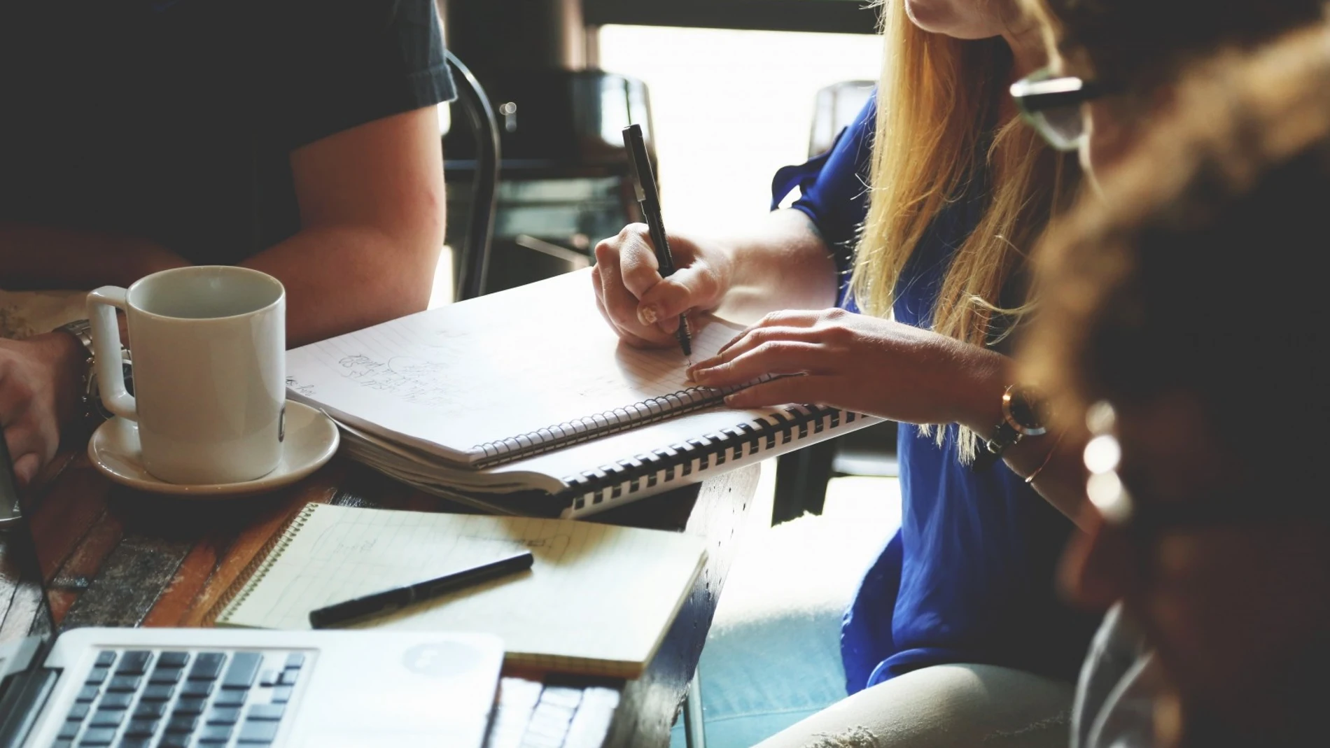 Un grupo de personas trabajando Un grupo de personas trabajando