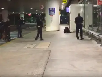 Momento en que los agentes inmovilizan al sujeto en el aeropuerto de Los Ángeles. Momento en que los agentes inmovilizan al sujeto en el aeropuerto de Los Ángeles.