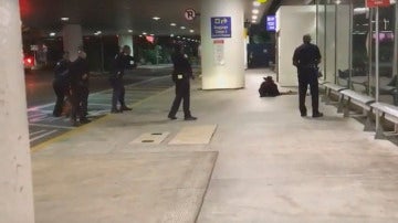 Momento en que los agentes inmovilizan al sujeto en el aeropuerto de Los Ángeles.