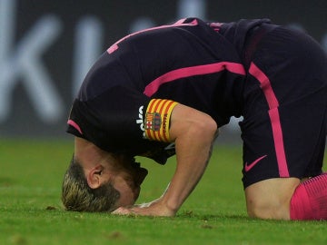 Leo Messi, arrodillado sobre el césped de San Mamés Leo Messi, arrodillado sobre el césped de San Mamés