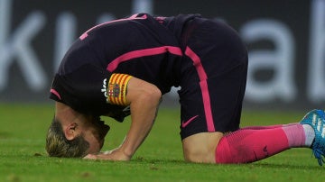 Leo Messi, arrodillado sobre el césped de San Mamés