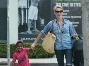 Charlize Theron con su hijo Jackson Charlize Theron con su hijo Jackson