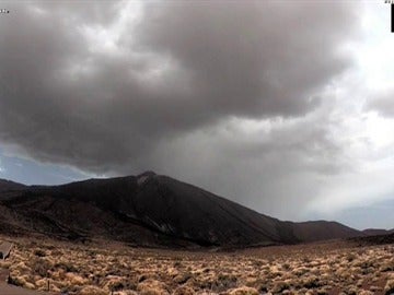 Frame 3.395475 de: Una fuerte granizada tiñe de blanco el Teide 