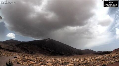Frame 3.395475 de: Una fuerte granizada ti&ntilde;e de blanco el Teide 