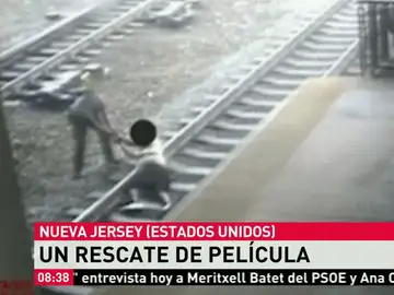 Un policía salva la vida a un hombre en EEUU Un policía salva la vida a un hombre en EEUU