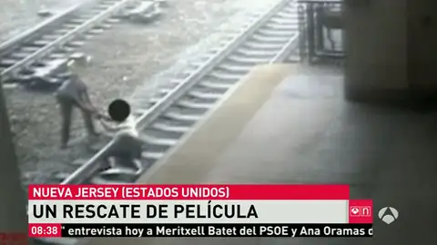 Un policía salva la vida a un hombre en EEUU Un policía salva la vida a un hombre en EEUU