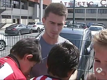 Laporte firma autógrafos a los aficionados del Athletic Laporte firma autógrafos a los aficionados del Athletic