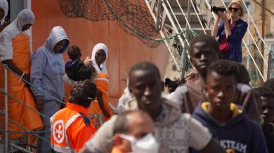 La fragata española Reina Sofía rescata a casi 3.000 inmigrantes frente a las costas de Libia