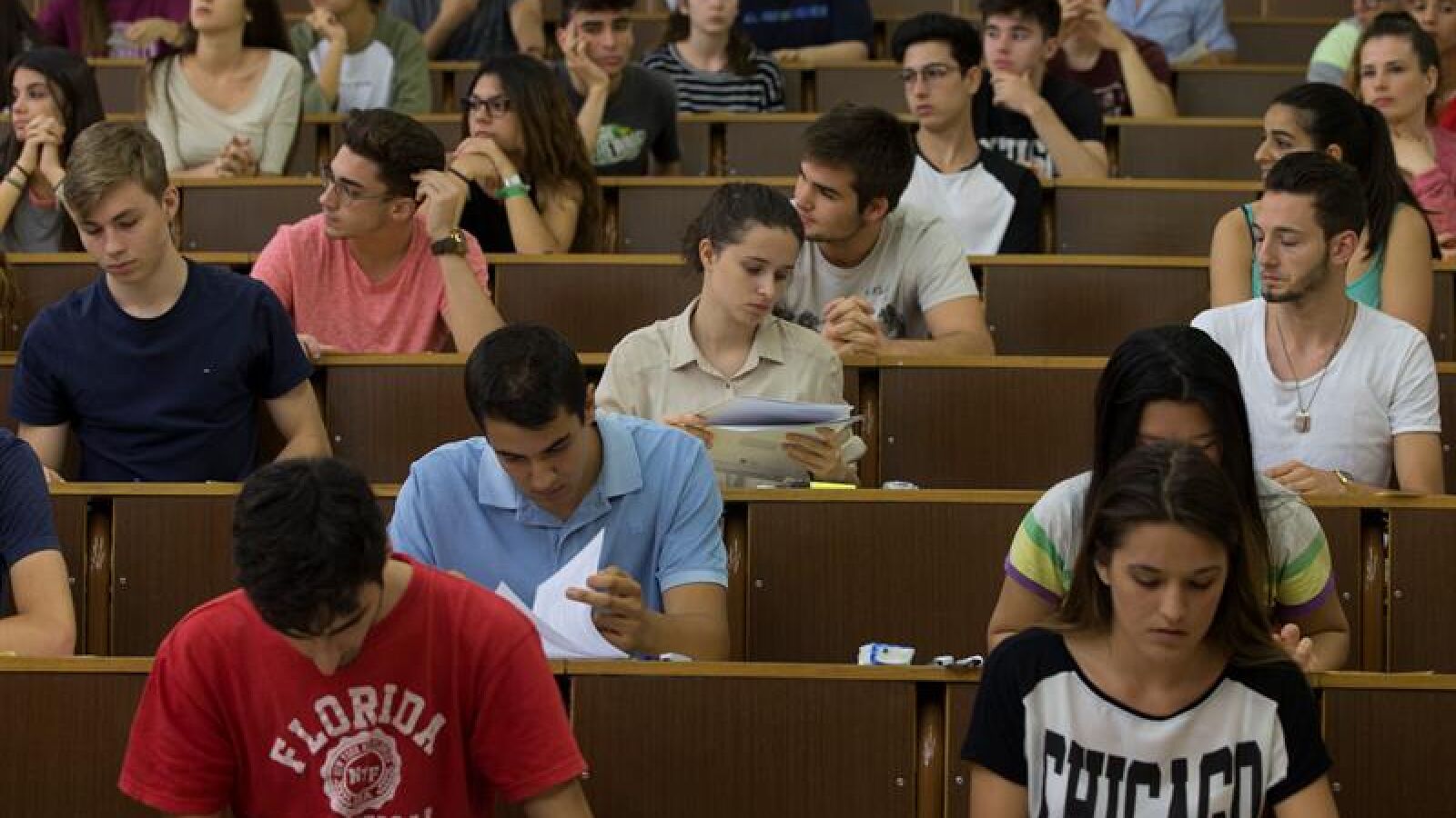 Estudiar una misma carrera puede costar más del triple dependiendo de la Comunidad Autónoma
