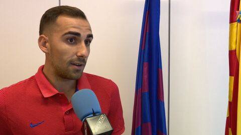 Paco Alc&aacute;cer, durante una entrevista con la televisi&oacute;n del Barcelona