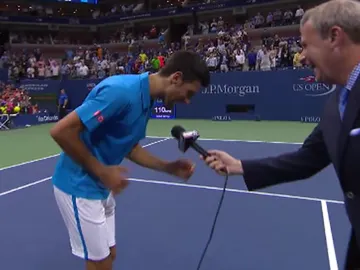 Djokovic imita a Phil Collins Djokovic imita a Phil Collins