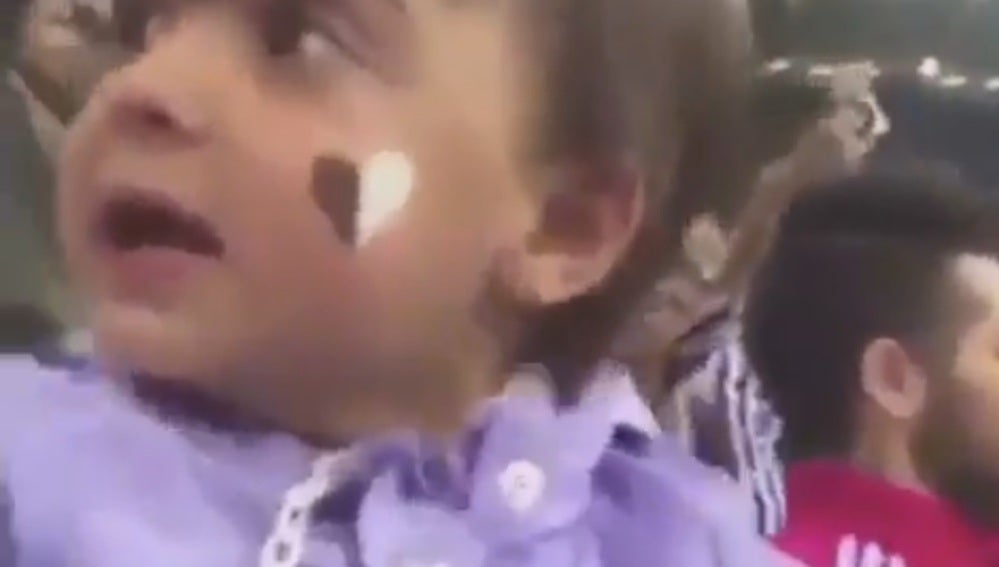 Emociona a todos cantado el himno de la Juventus