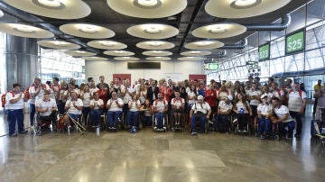 La delegación española de atletas paralímpicos, en el aeropuerto de Barajas