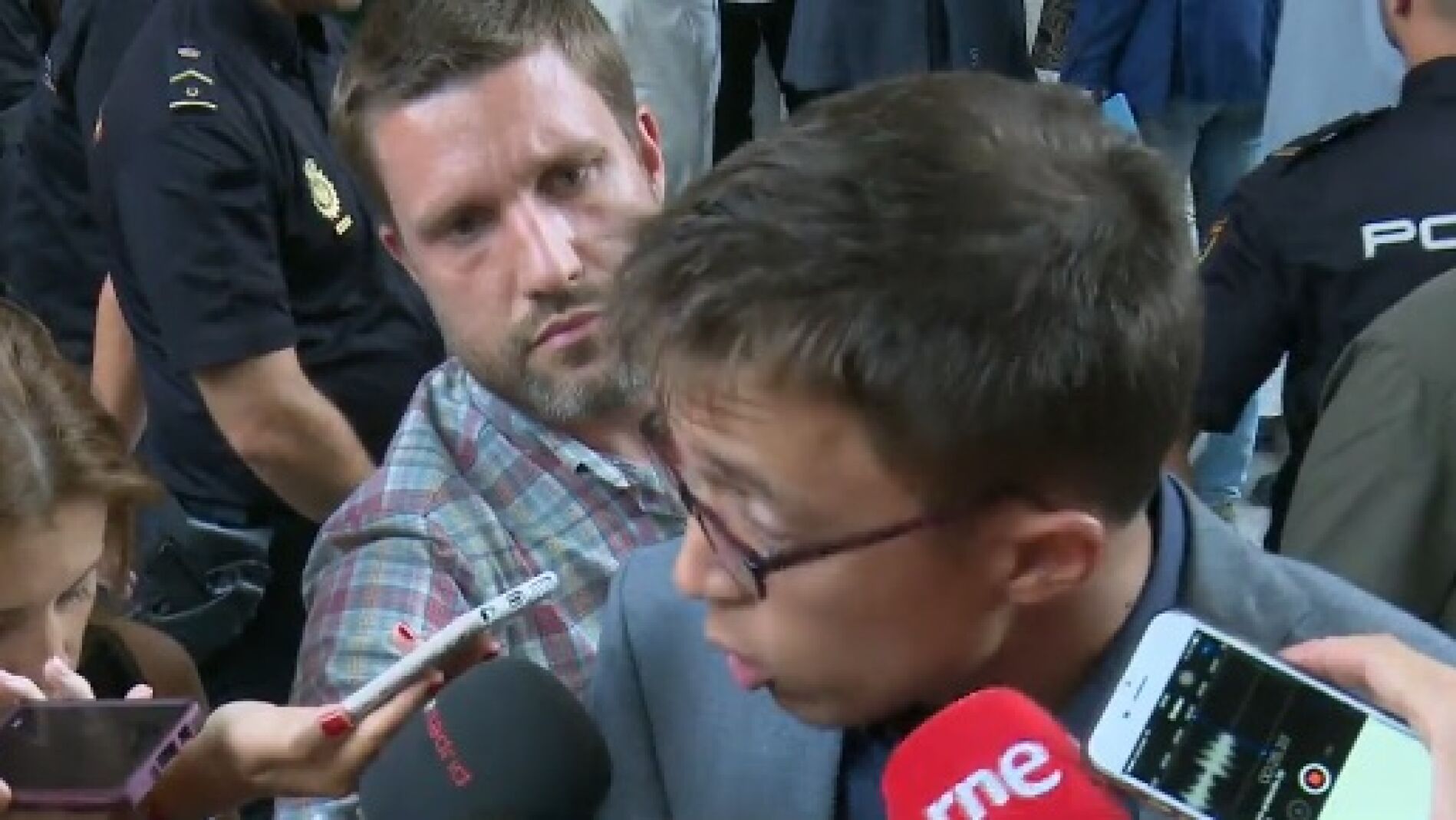 &Iacute;&ntilde;igo Errej&oacute;n a la salida de la sesi&oacute;n de investidura