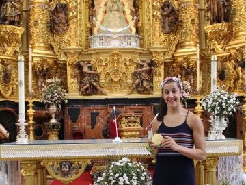 Carolina Marín, junto a la Virgen del Rocío
