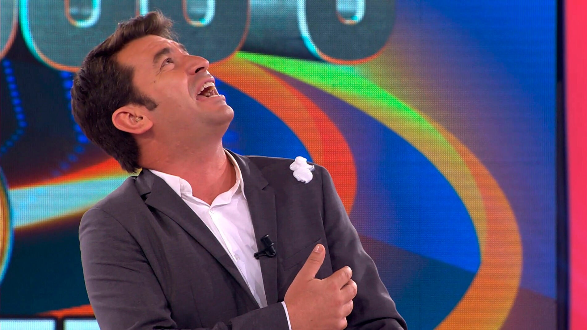 Un p&aacute;jaro imaginario entra en el plat&oacute;