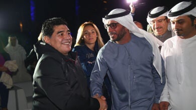 Argentina no deja volar a Maradona porque se presentó con un pasaporte 'robado'