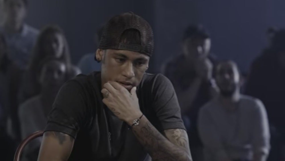 Neymar se divierte jugando al poker