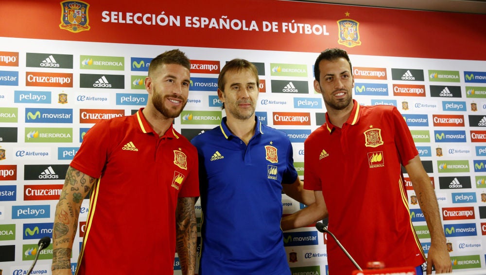 Sergio Ramos, Julen Lopetegui y Sergio Busquets, durante la rueda de prensa