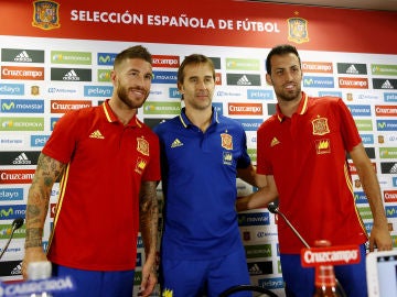 Sergio Ramos, Julen Lopetegui y Sergio Busquets, durante la rueda de prensa