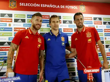 Sergio Ramos, Julen Lopetegui y Sergio Busquets, durante la rueda de prensa Sergio Ramos, Julen Lopetegui y Sergio Busquets, durante la rueda de prensa