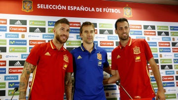 Sergio Ramos, Julen Lopetegui y Sergio Busquets, durante la rueda de prensa
