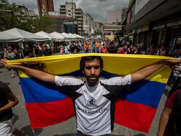 Un grupo de estudiantes universitarios de distintas instituciones educativas participan en una manifestación llamando al referéndum revocatorio presidencial Un grupo de estudiantes universitarios de distintas instituciones educativas participan en una manifestación llamando al referéndum revocatorio presidencial
