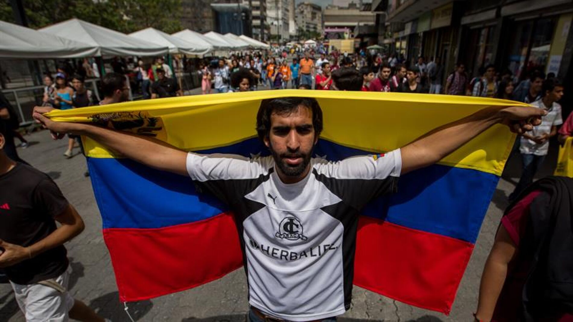 Un grupo de estudiantes universitarios de distintas instituciones educativas participan en una manifestaci&oacute;n llamando al refer&eacute;ndum revocatorio presidencial
