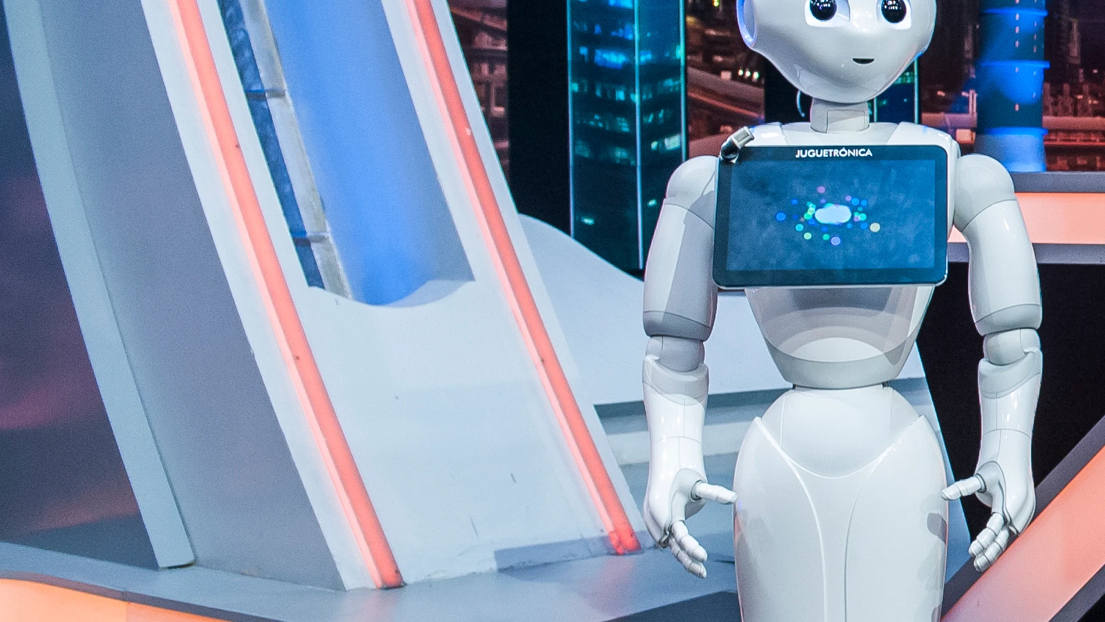 El primer colaborador androide de la tele