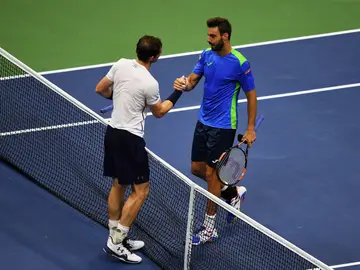 Andy Murray saluda a Granollers tras el partido Andy Murray saluda a Granollers tras el partido