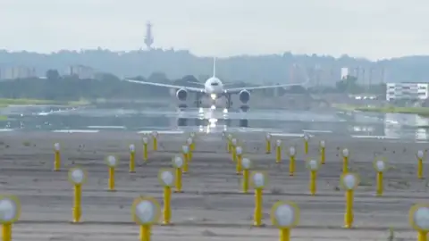 Frame 73.415578 de: Entrenamientos para hacer frente a situaciones de emergencia en pleno vuelo Frame 73.415578 de: Entrenamientos para hacer frente a situaciones de emergencia en pleno vuelo