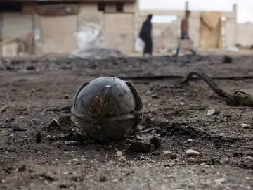 Una bomba de racimo sin explotar después de los ataques aéreos de las fuerzas gubernamentales pro-sirias Una bomba de racimo sin explotar después de los ataques aéreos de las fuerzas gubernamentales pro-sirias