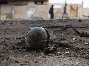 Una bomba de racimo sin explotar después de los ataques aéreos de las fuerzas gubernamentales pro-sirias Una bomba de racimo sin explotar después de los ataques aéreos de las fuerzas gubernamentales pro-sirias