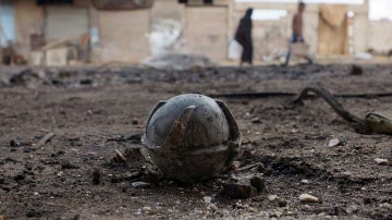 Una bomba de racimo sin explotar después de los ataques aéreos de las fuerzas gubernamentales pro-sirias