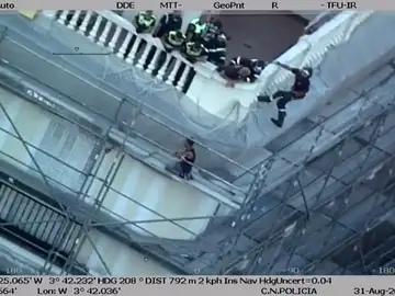 Frame 14.85906 de: Bomberos y municipales evitan un suicidio en la Puerta del Sol Frame 14.85906 de: Bomberos y municipales evitan un suicidio en la Puerta del Sol