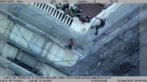 Frame 14.85906 de: Bomberos y municipales evitan un suicidio en la Puerta del Sol