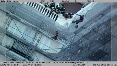 Frame 14.85906 de: Bomberos y municipales evitan un suicidio en la Puerta del Sol Frame 14.85906 de: Bomberos y municipales evitan un suicidio en la Puerta del Sol