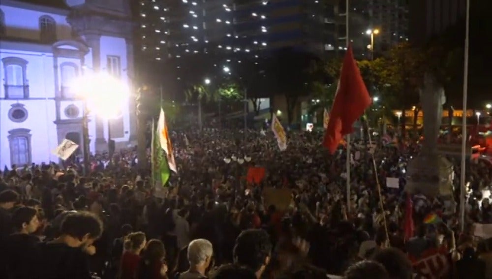 Frame 60.829053 de: Protestas a favor y en contra de la destitución de Rousseff