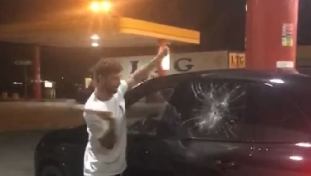 Iannone rompiendo su Porsche a martillazos.