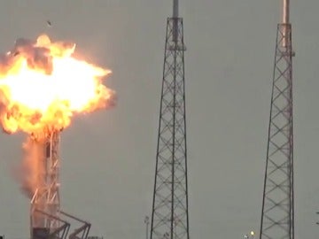 Frame 1.550253 de: Explota un cohete de SpaceX en la zona de lanzamiento en Cabo Cañaveral Frame 1.550253 de: Explota un cohete de SpaceX en la zona de lanzamiento en Cabo Cañaveral