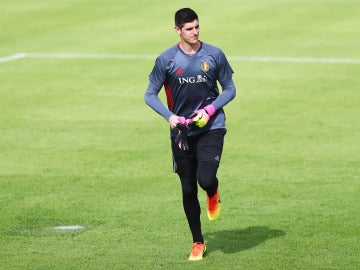 Courtois calentando en un entrenamiento con Bélgica.