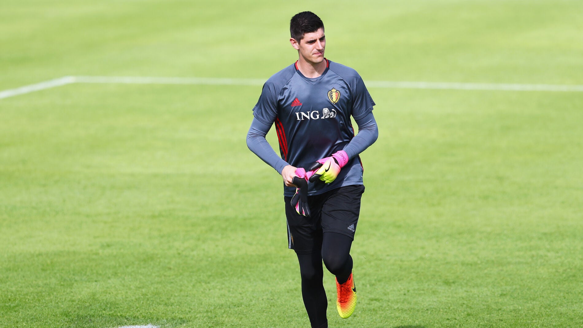 Courtois calentando en un entrenamiento con B&eacute;lgica.