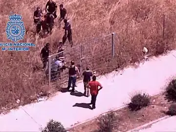 Frame 40.55056 de: La Policía Nacional detiene tras una persecución en helicóptero a tres jóvenes que intimidaban con un hacha a sus víctimas para robarles Frame 40.55056 de: La Policía Nacional detiene tras una persecución en helicóptero a tres jóvenes que intimidaban con un hacha a sus víctimas para robarles