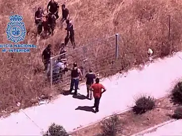 Frame 40.55056 de: La Policía Nacional detiene tras una persecución en helicóptero a tres jóvenes que intimidaban con un hacha a sus víctimas para robarles Frame 40.55056 de: La Policía Nacional detiene tras una persecución en helicóptero a tres jóvenes que intimidaban con un hacha a sus víctimas para robarles