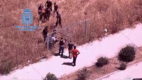 Frame 40.55056 de: La Polic&iacute;a Nacional detiene tras una persecuci&oacute;n en helic&oacute;ptero a tres j&oacute;venes que intimidaban con un hacha a sus v&iacute;ctimas para robarles